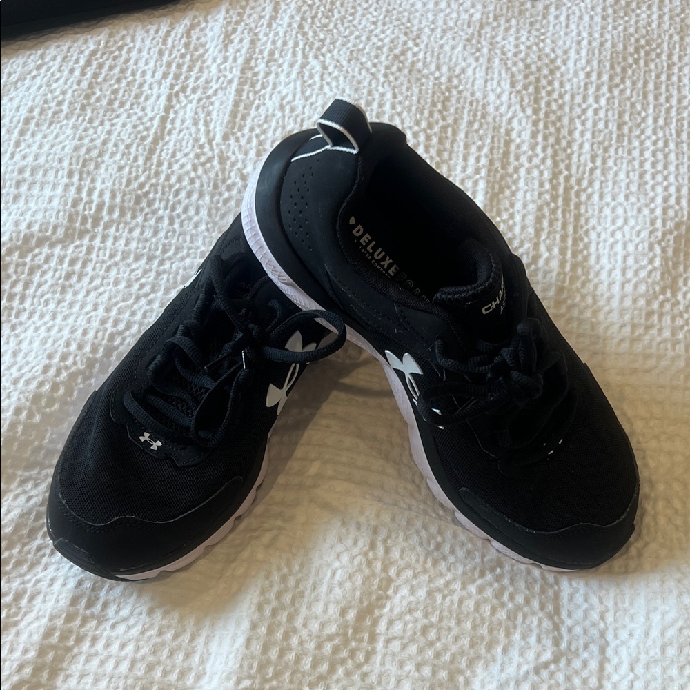 NWOT Under Armour Black and White Charged Assert Running/Tennis Shoes Sneakers